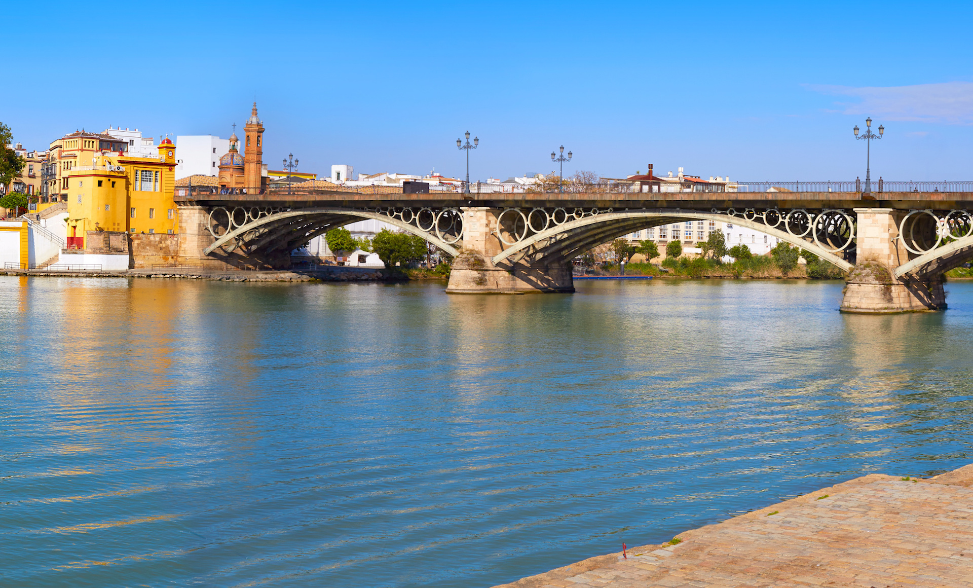 800 mètres du pont de Triana